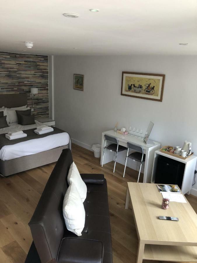 Hamilton Arms Suites Midhurst Bagian luar foto